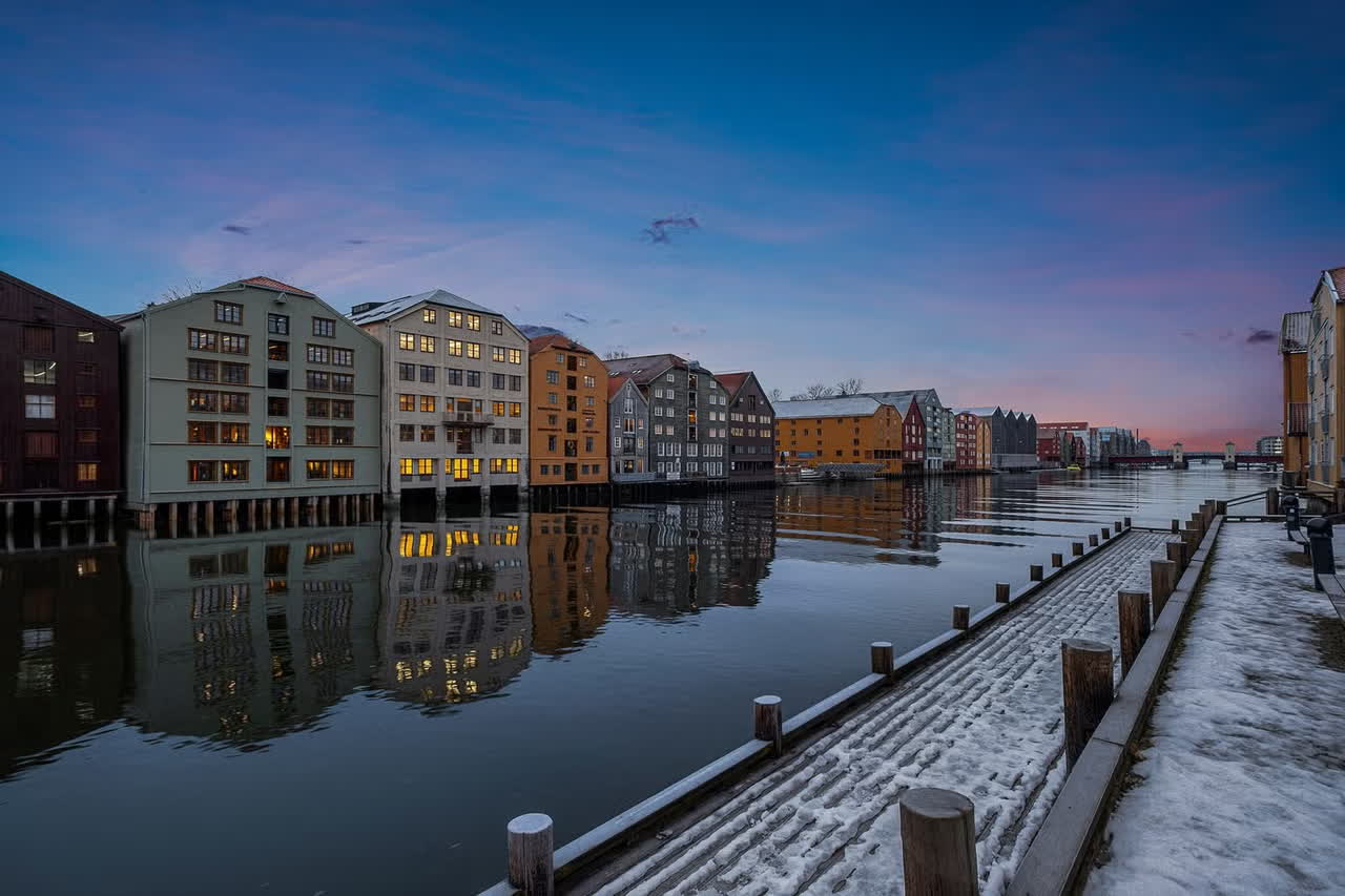 Fasaden i Kjøpmannsgata 17 ved Nidelva i Trondheim