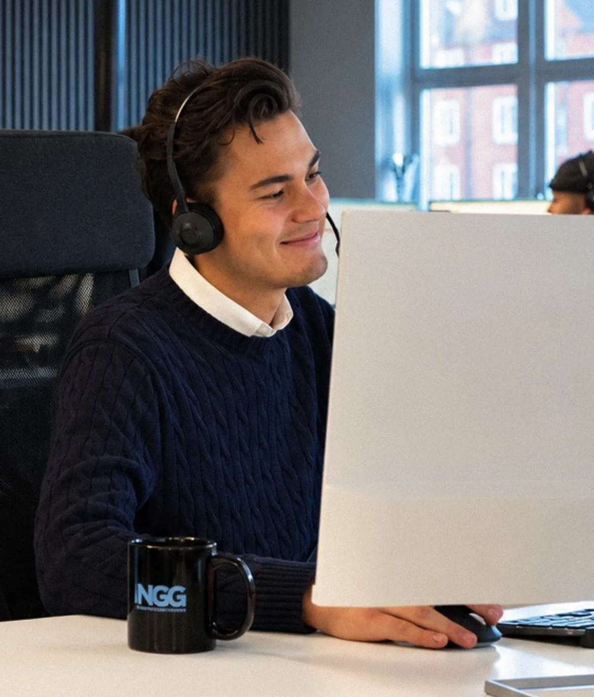 Kunderådgiver med headset i kundedialog hos Nordic Growth Group i Trondheim