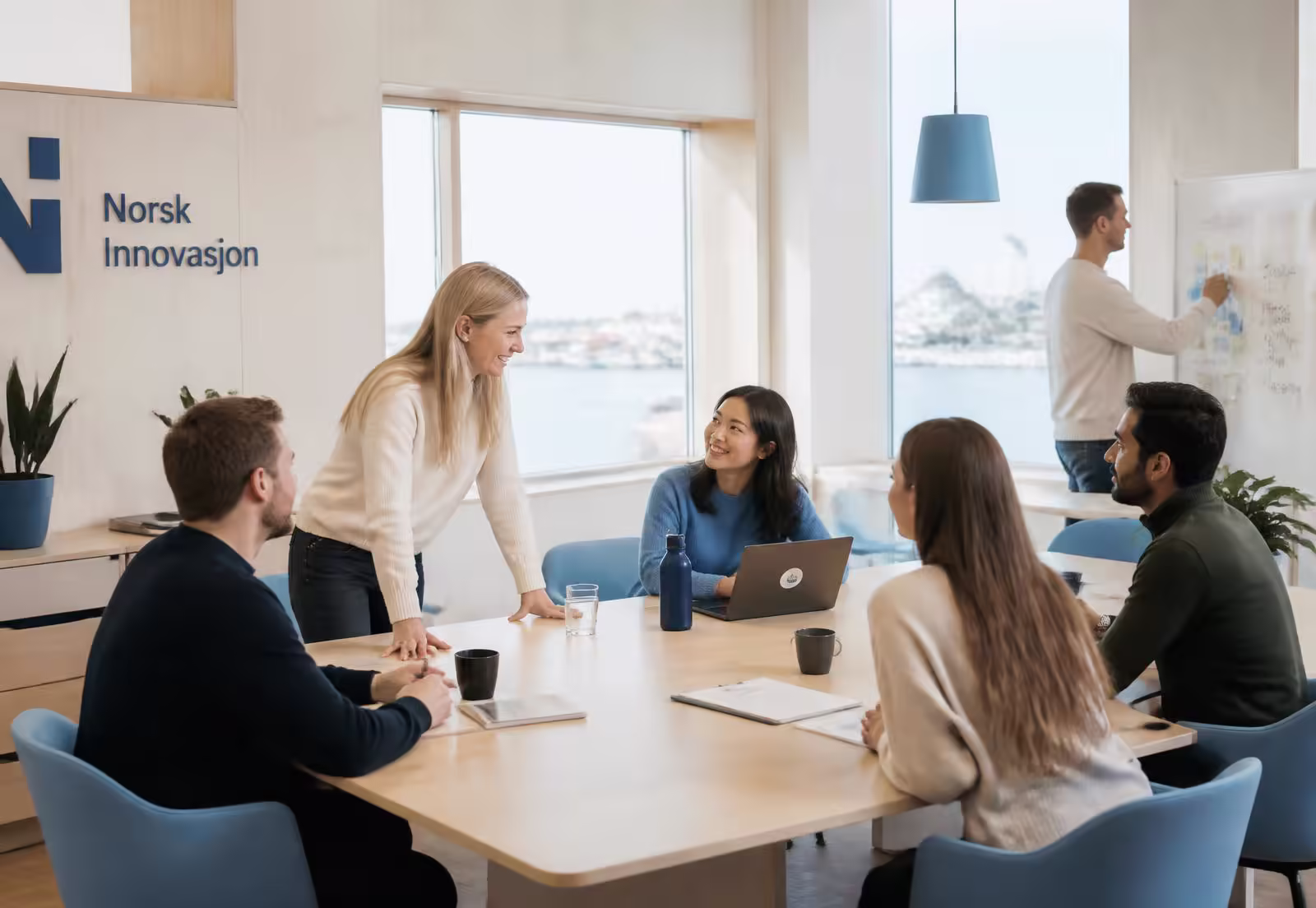 Team fra Nordic Growth Group i møte i lyse kontorlokaler i Trondheim