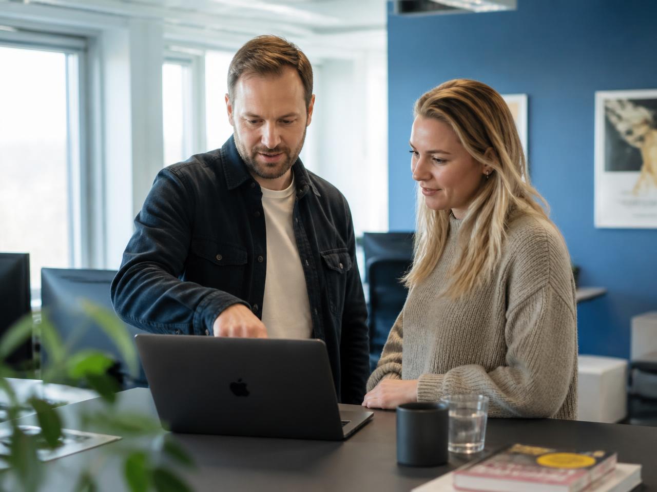 To kollegaer går gjennom en kundesak på laptop i kontoret i Trondheim